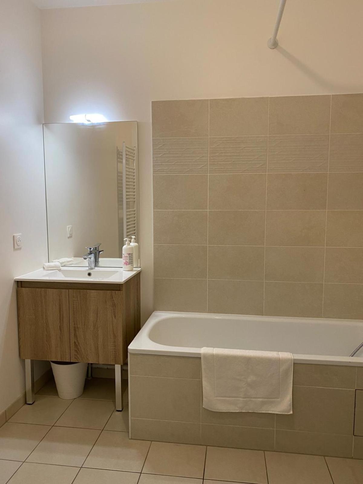 Spacieux Appart Terrasse Metro Hopital 4Pers Wifi Вильжюиф Экстерьер фото
