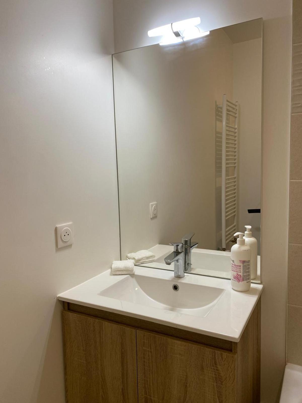 Spacieux Appart Terrasse Metro Hopital 4Pers Wifi Вильжюиф Экстерьер фото